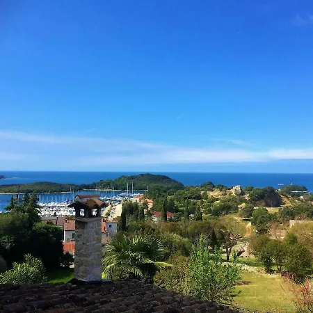 Bachelor's Art Retreat With Spectacular Views *