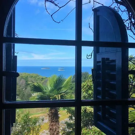 Bachelor's Art Retreat With Spectacular Views *